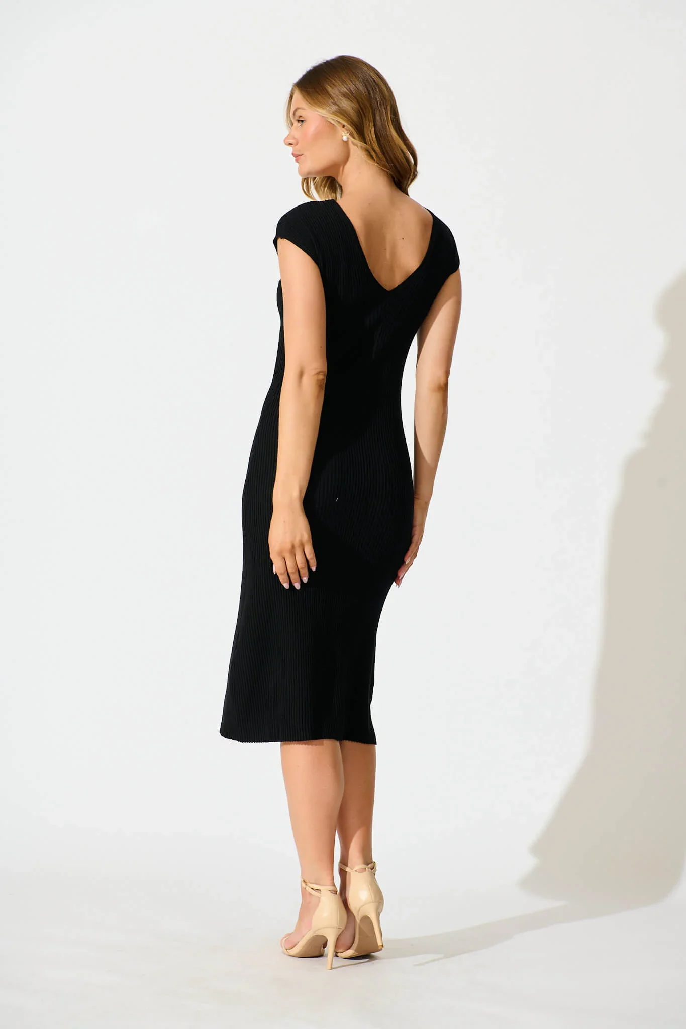 Evita Midi Knit Dress in Black - 图片 4