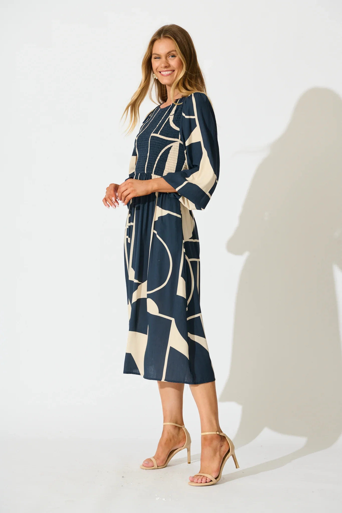 Calissa Midi Dress in Navy Linen Blend - 图片 3