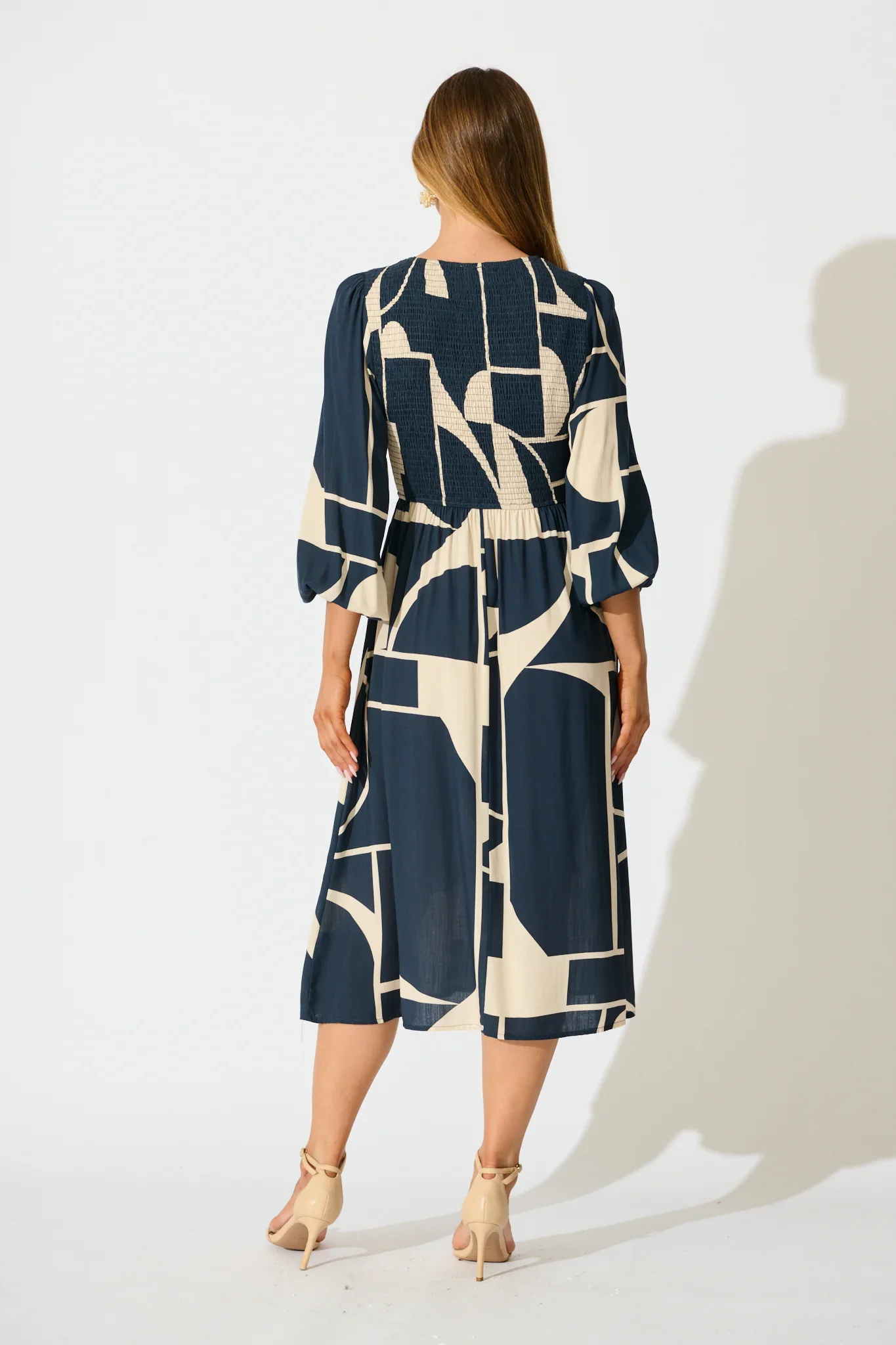 Calissa Midi Dress in Navy Linen Blend - 图片 4