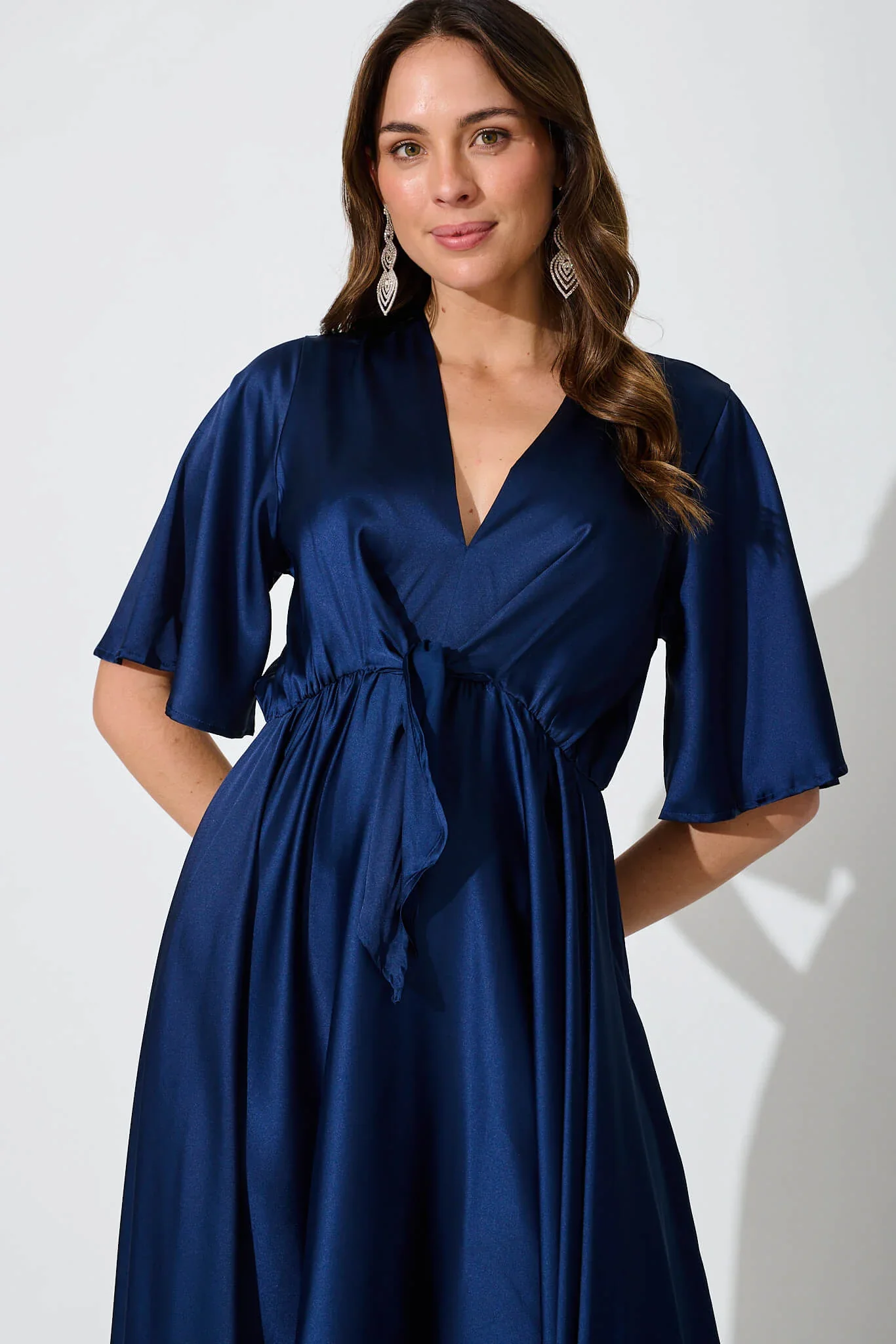 Helsinki Maxi Dress In Navy Satin - 图片 2