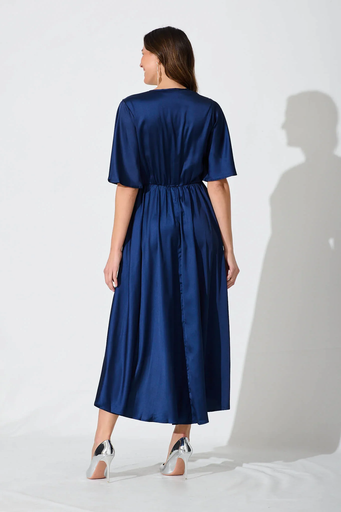 Helsinki Maxi Dress In Navy Satin - 图片 4
